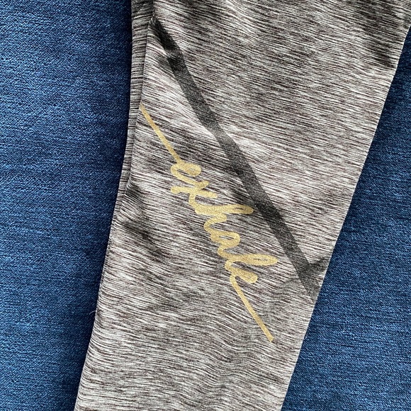 Style Reform Women’s Gray Skinny Leggings Size Medium Exhale Graphic Back Leg - Picture 3 of 8